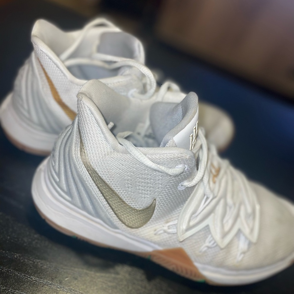 Nike Kyrie 5 GS Irish Sneakers White Metallic Gold AQ2458-170 EUC